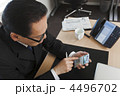 計算機で計算をするビジネスマン