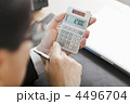 計算機で計算をするビジネスマン