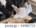 書類を説明するビジネスマンの手元