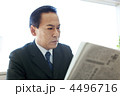 新聞を読むビジネスマン