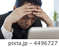 頭を抱えて悩むビジネスマン