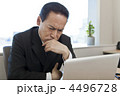 PCの画面を見て悩むビジネスマン