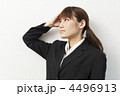 頭に手を置いた女性ビジネスマン