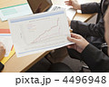 書類を持つビジネスマンの手元