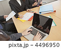 会議中のビジネスマンたちの手元