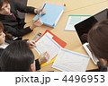 会議中のビジネスマンたち