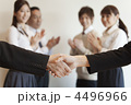 握手をするビジネスマンの手元