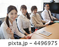 会議中のビジネスマンたち