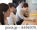 会議中に頭痛が辛そうなビジネスマン