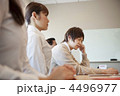 会議中に頭痛が辛そうなビジネスマン