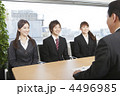 面接を受けている男女