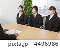 面接を受けている男女