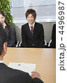 面接を受けている男女