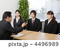 面接を受けている男女