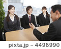 面接を受けている男女