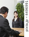 面接を受けている女性