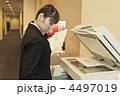 コピーをとる女性ビジネスマン