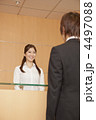 来客と笑顔で会話をする受付の女性