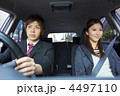 自動車を運転する男女ビジネスマン