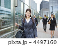 通勤途中のビジネスマンたち