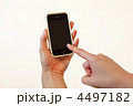 スマートフォンを操作する手元