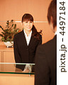 来客と笑顔で会話をする受付の女性