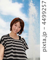 笑う／上半身／カメラ目線／噴水／青空／若い女性