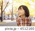 女の子とイチョウ並木