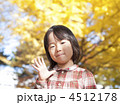 女の子とイチョウ並木