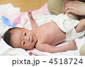 オムツを替える赤ちゃん