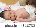 オムツを替える赤ちゃん
