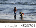 海岸の二人