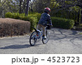 自転車に乗る子