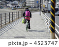 自転車に乗る女性