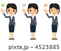 オーケーする女性（スーツ）