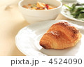 朝食クロワッサンとコーンフレーク