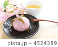 春の関西風の道明寺桜餅と緑茶