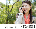 ジャケットを着た20代の女性（新緑）