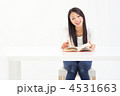 読書をする女性（白いテーブル）