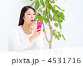 驚く・ビックリ・携帯電話を見る女の子