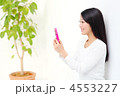 携帯電話を持つ女の子