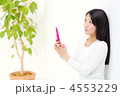 携帯電話を持つ女の子