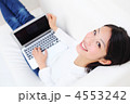 ソファーでパソコンを使う女の子