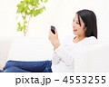 iPhoneを使う女の子