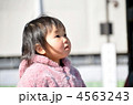 見上げる女の子