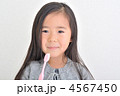 歯磨きする子供
