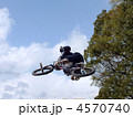 マウンテンバイクのジャンプ