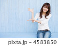 手をかざす若い女性