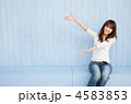手をかざす若い女性