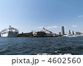 海上から見た横浜港大さん橋と停泊する客船